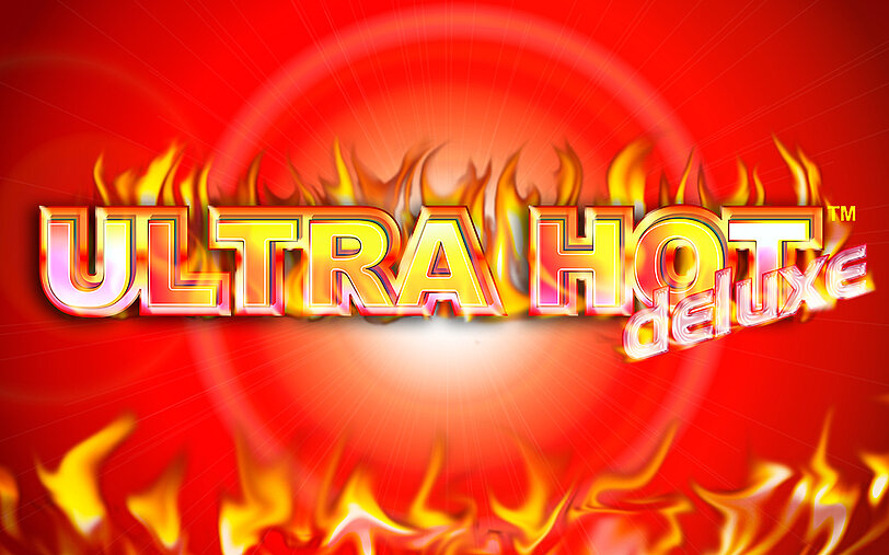 In Flammen stehendes Ultra Hot Deluxe Logo vor rotem Hintergrund mit weiteren Flammen.