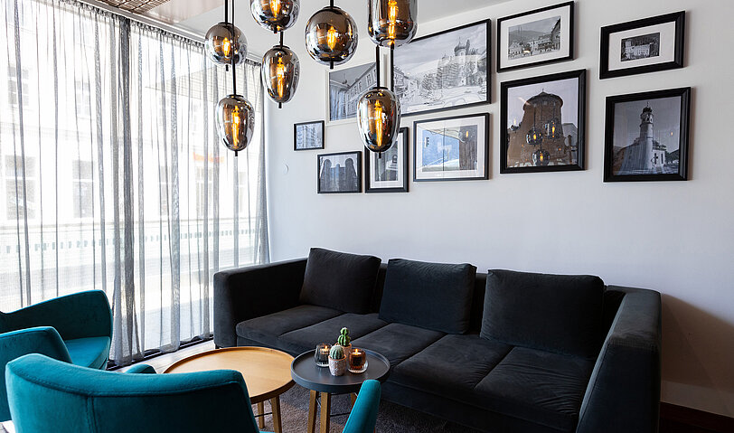 ©feelimage|Matern Die gemuetliche Chillout-Lounge mit Velvet-Moebeln in blau und schwarz im WINWIN Lienz.