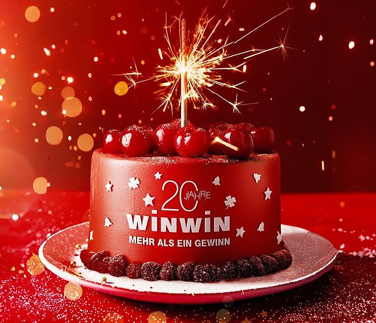 Rote Geburtstagstorte mit weisser Fondant-Aufschrift: 20 Jahre WINWIN