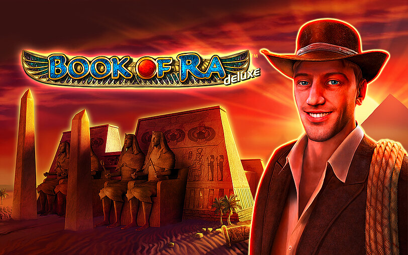 Abenteuerlicher Mann mit Hut und Seil neben Book of Ra Deluxe Logo und vor aegyptischer Stadt.