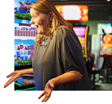 Frau mittleren Alters freut sich im Spielsalon.