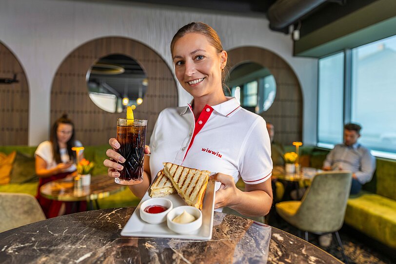 WINWIN Mitarbeiterin präsentiert ein Gastronomie Angebot