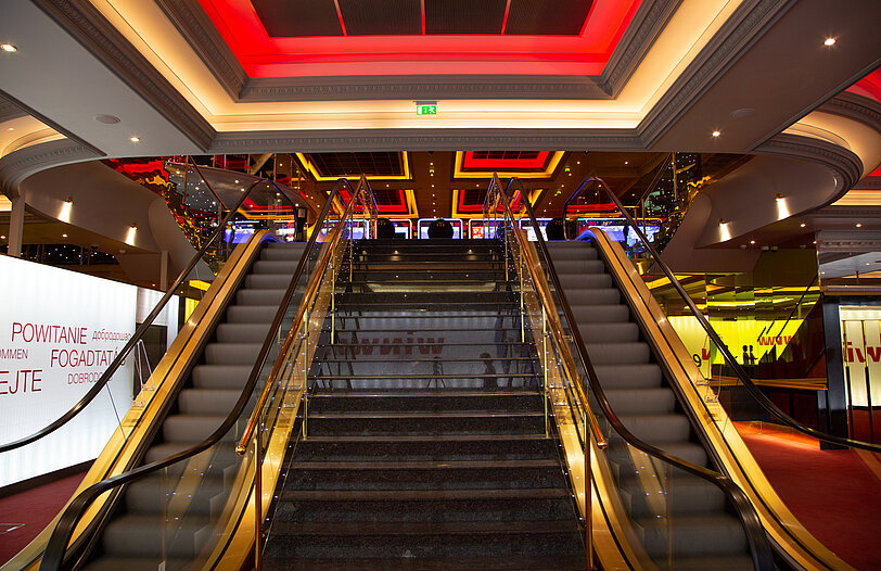 Die bekannten goldenen Rolltreppen im WINWIN Wien Monte Laa. 