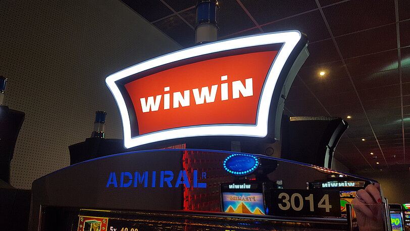 Glaenzendes WINWIN-Logo am VLT im Spielbereich von WINWIN Wien Prater II.