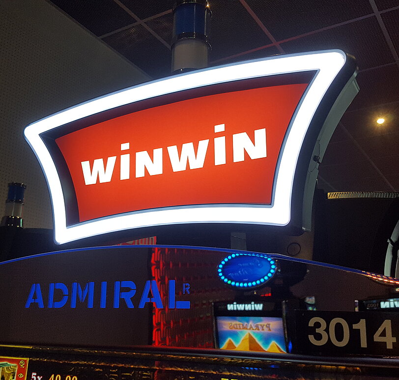 Glaenzendes WINWIN-Logo am VLT im Spielbereich von WINWIN Wien Prater II.