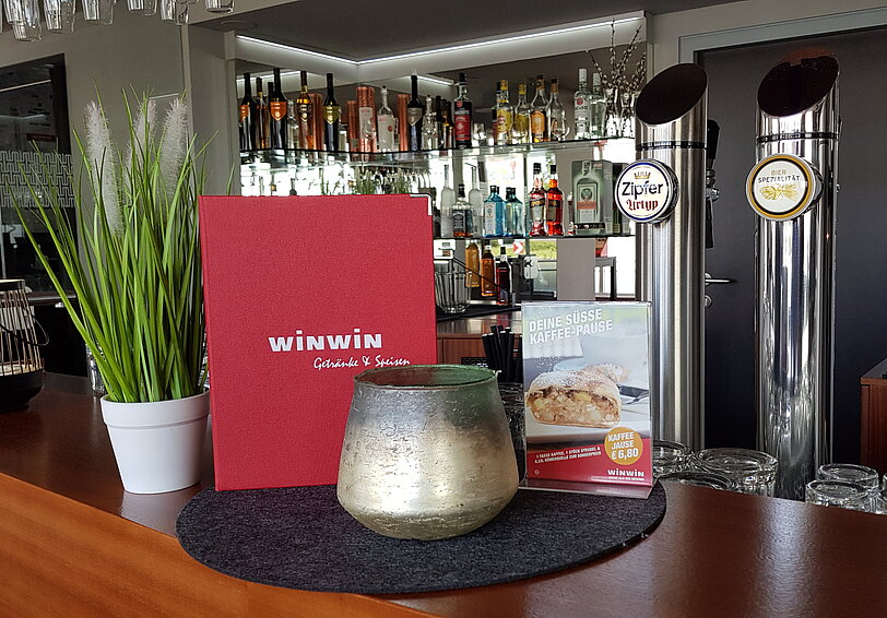 Bar im WINWIN Wiener Neustadt mit Speisekarte und aktueller Aktion.