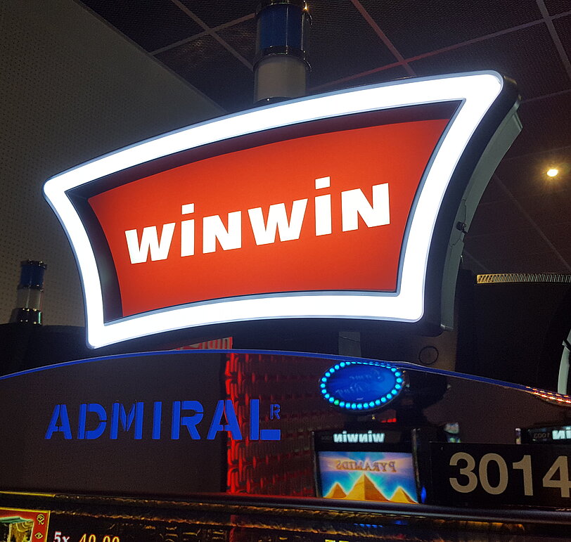 Glaenzendes WINWIN-Logo am VLT im Spielbereich von WINWIN Wien Prater II.