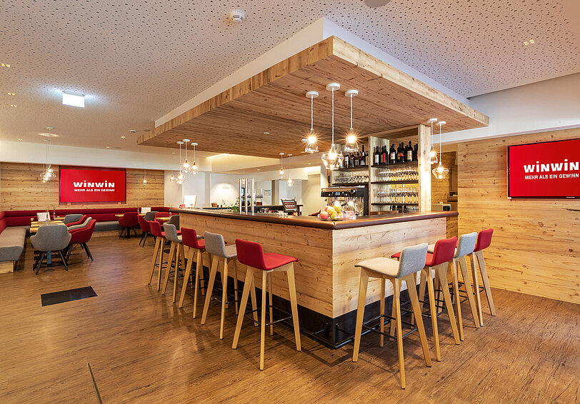 Bar und Lounge mit großem TV-Screen im WINWIN Mayrhofen.