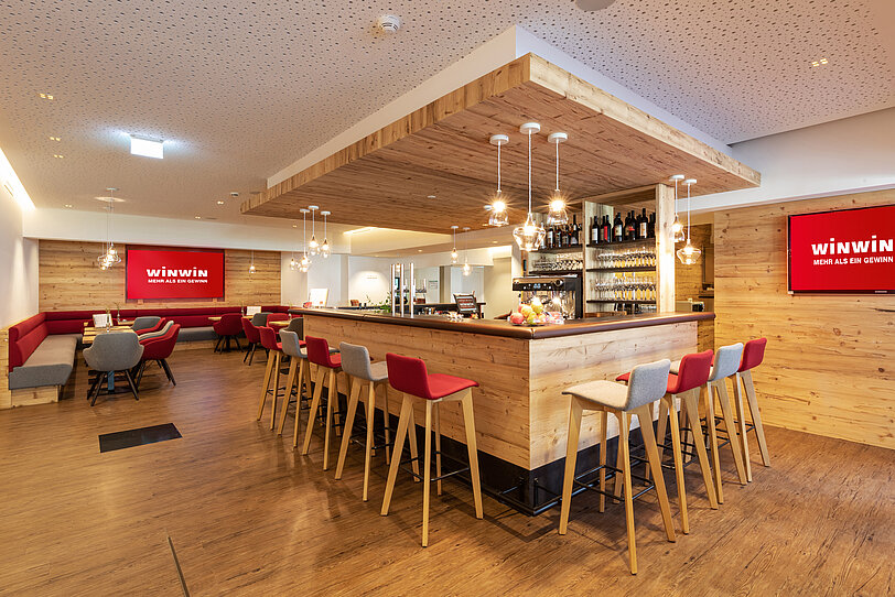Bar und Lounge mit großem TV-Screen im WINWIN Mayrhofen.