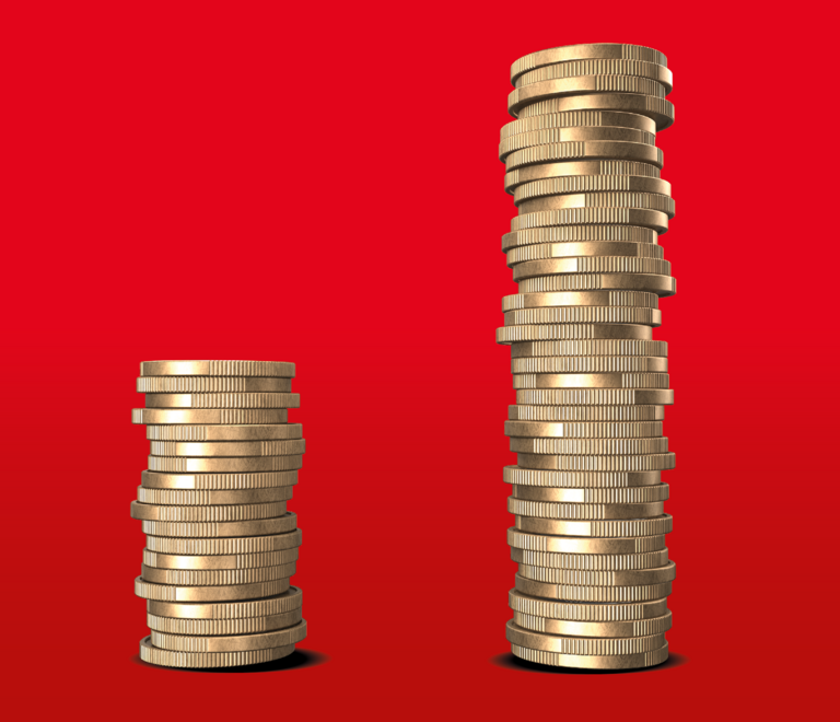 Ein niedriger und ein hoher Stapel aus goldenen Münzen vor rotem Hintergrund.