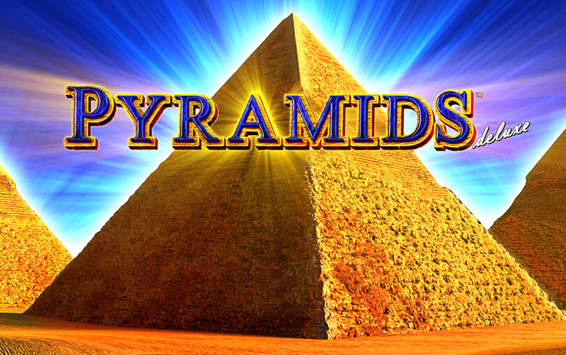 Pyramids Deluxe Logo schwebt vor Wuestenlandschaft mit leuchtenden Pyramiden.