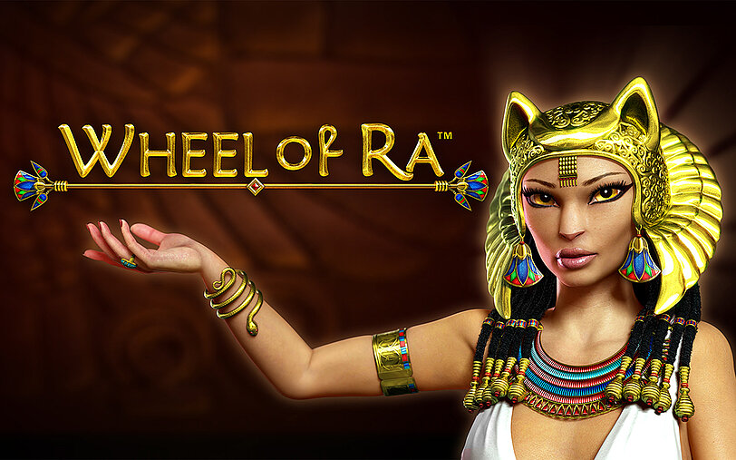 Aegyptische Katzen-Goettin mit Armreif und Kopfschmuck praesentiert das Wheel of Ra Logo.