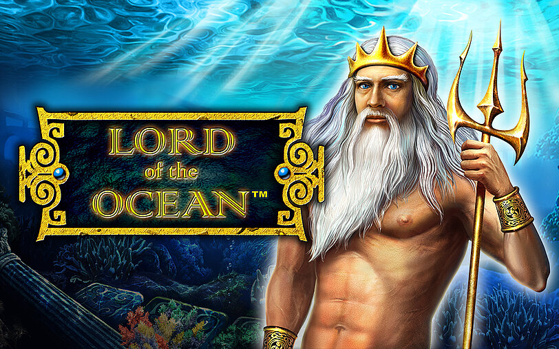 Gott des Meeres mit Dreizack, freiem Oberkörper und langem weißen Haar im Meer neben Lord of the ocean Logo.