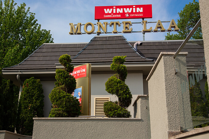 Imponierender Monte Laa-Schriftzug am Dach vom WINWIN Wien Monte Laa.