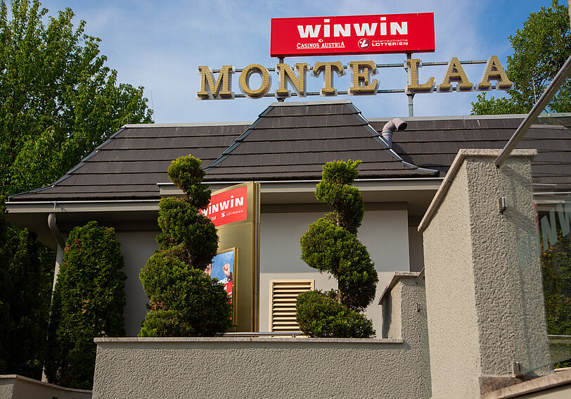 Imponierender Monte Laa-Schriftzug am Dach vom WINWIN Wien Monte Laa.