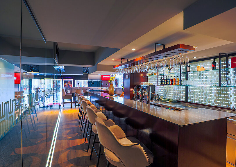 Bar mit beigen Barstuehlen aus Samt-Leder im WINWIN Landeck.