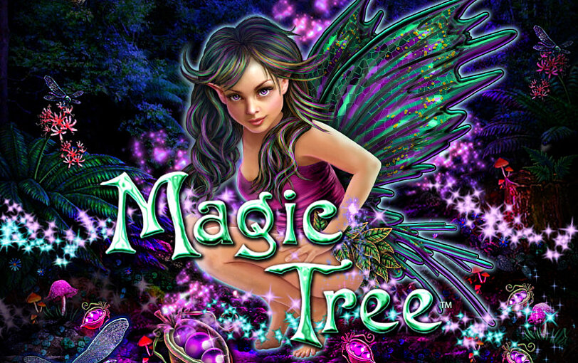 Magic Tree Logo vor einer Fee mit gruenen Fluegeln in einem zauberhaften Wald.