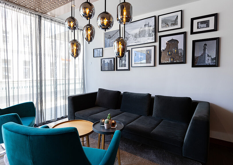 Die gemuetliche Chillout-Lounge mit Velvet-Moebeln in blau und schwarz im WINWIN Lienz. 