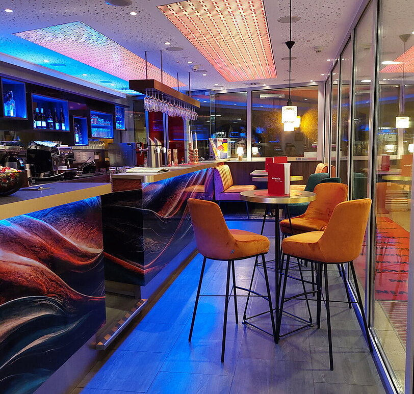 Der neu gestaltete Barbereich im WINWIN Schwaz mit Designer-Bar.