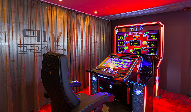 Rot beleuchteter Novomatic VIP-Video Lottery Terminal mit Sizzling Hot Deluxe auf beiden Screens.