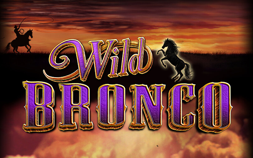 Wild Bronco Logo über rot leuchtendem Wolkenhimmel. Darunter schwarzer Mustang.