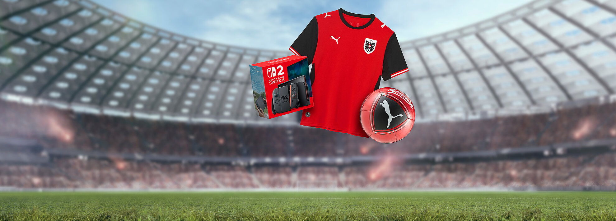 Man sieht 3 Sachpreise zum Thema Fußball und im Hintergrund ein Stadion