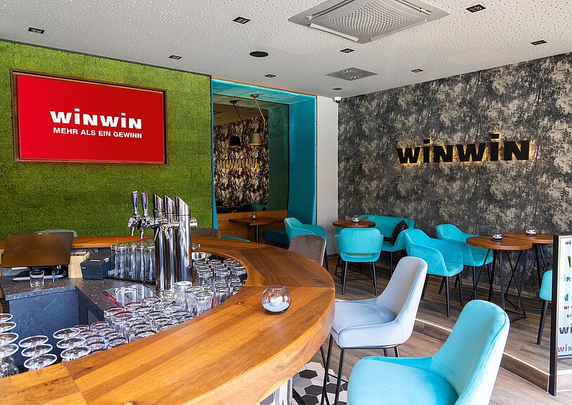 Gemuetliche Einrichtung im Lounge- und Barbereich mit verschiedenen Wanddekorationen im WINWIN Linz.