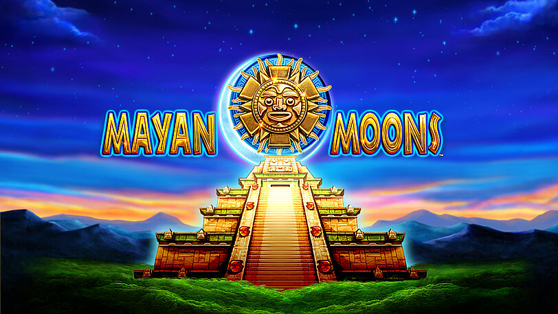 Azteken-Pyramide ragt unter großem Mayan Moons Logo mit goldener Sonne aus Wald empor. 