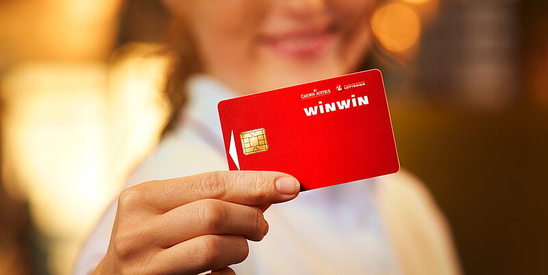WINWIN-Mitarbeiterin haelt die rote WINWIN-Card.