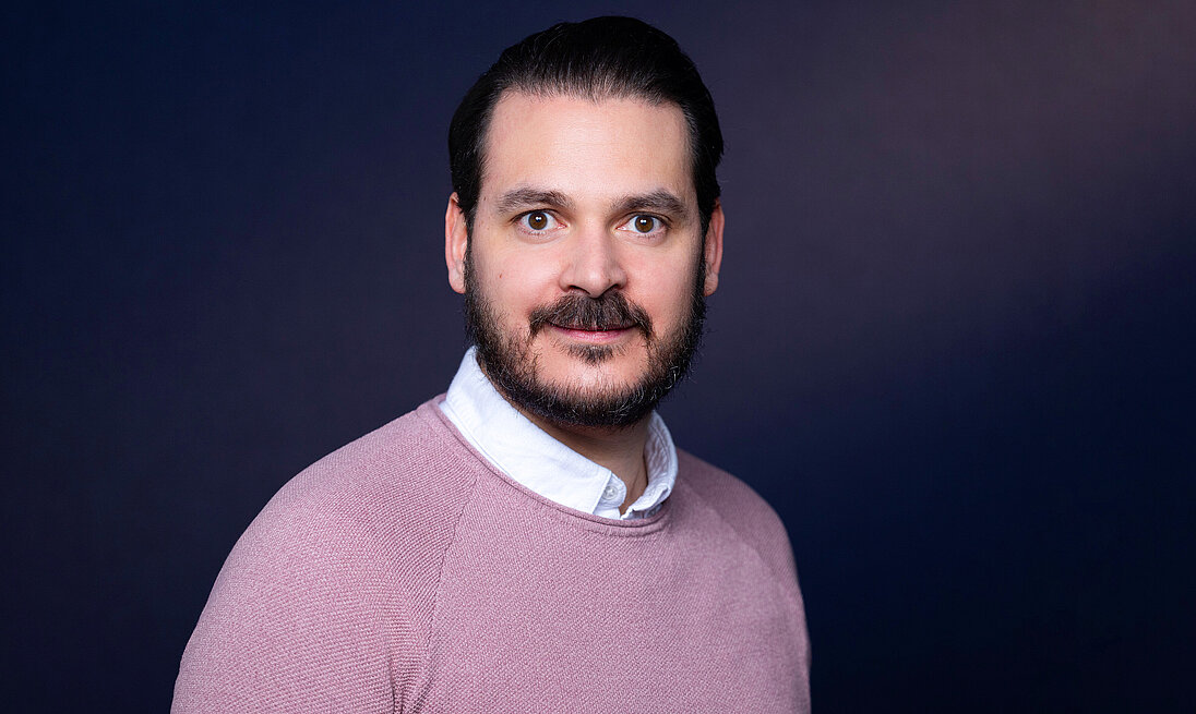 Portraitfoto von Standortleiter Roman Holzer