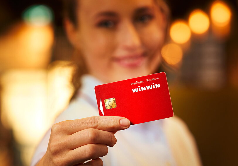 WINWIN-Mitarbeiterin haelt die rote WINWIN-Card.