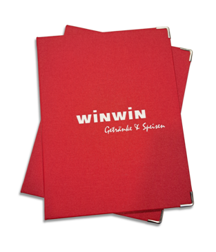 Zwei Speisekarten mit Schriftzug "WINWIN Speisen & Getraenke".