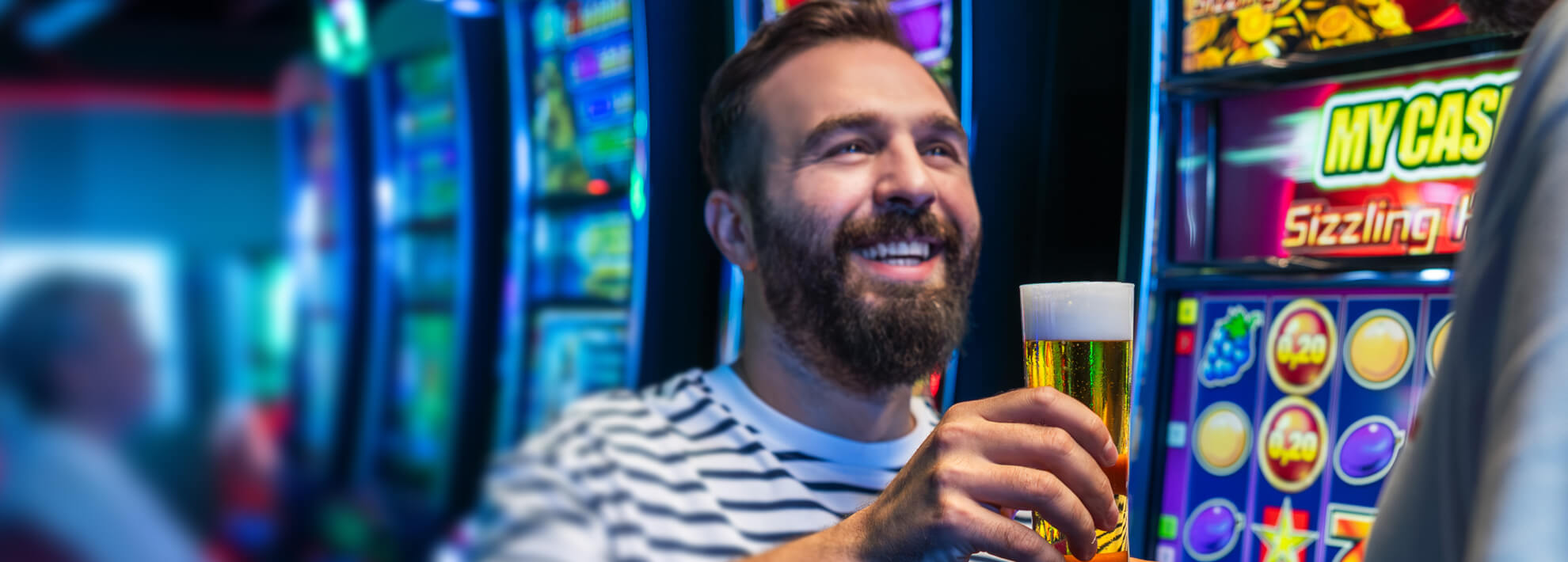 Ein Mann freut sich über das Getränk in seiner Hand.